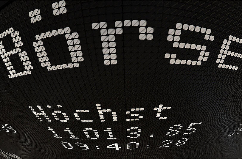 Der Dax hat erstmals in seiner 27-jährigen Geschichte die Marke von 11 000 Punkten geknackt.
