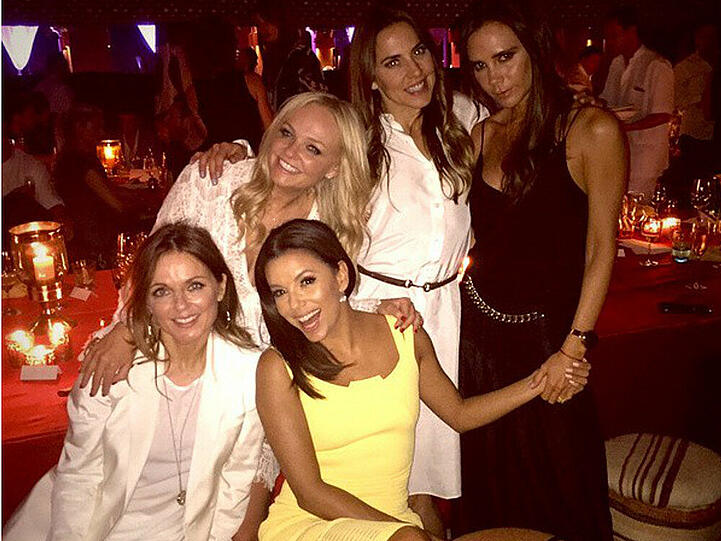Eva Longoria (vorne rechts) inmitten der einstigen Spice Girls