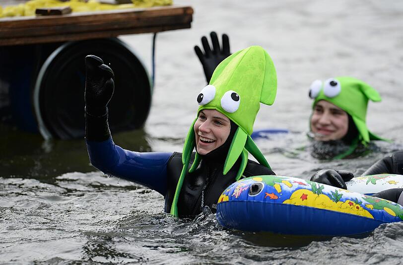 47. Donauschwimmen in Neuburg an der Donau: 2241 wagemutige Teilnehmer haben sich beim größten Winterschwimmen Europas in die eiskalten Fluten gestürzt. Die Bilder.
