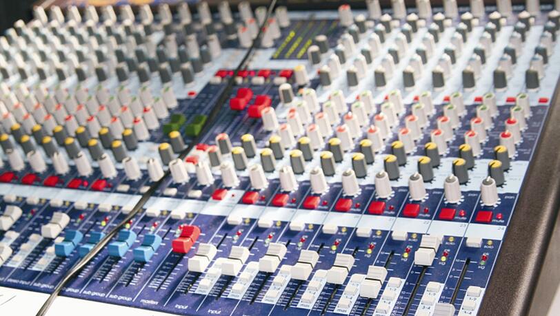 Die Jugendlichen lernen der Musik den letzten Feinschliff zu geben, bevor die CD ins Presswerk geht. Die Jugendlichen lernen der Musik den letzten Feinschliff zu geben, bevor die CD ins Presswerk geht.