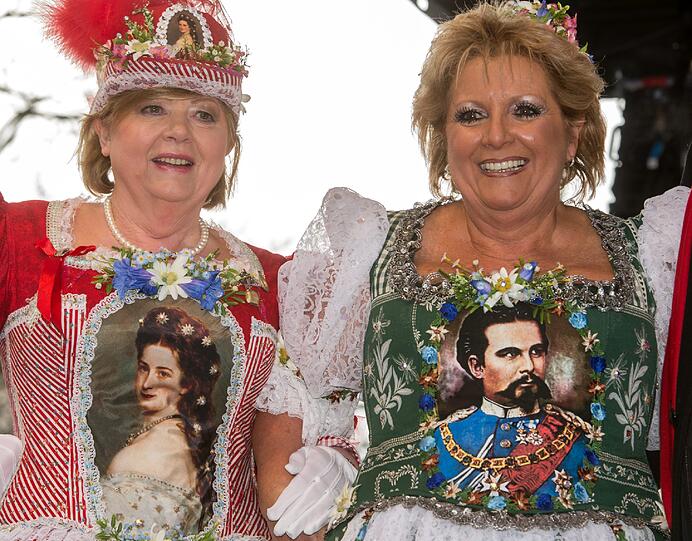 Buntes Treiben am Viktualienmarkt: Am Faschingsdienstag luden die Standl-Frauen zum Tanz der Marktweiber. Zum ersten Mal mittendrin: OB Dieter Reiter.