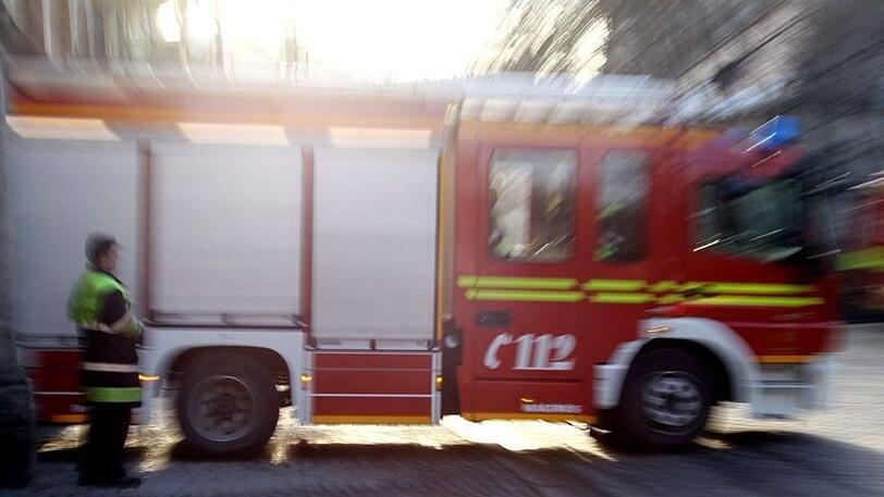 Feuerwehreinsatz in München-Aubing. Dort standen Holzschuppen in Flammen. (Symbolbild)