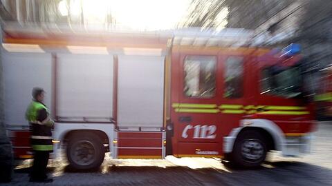 Feuerwehreinsatz in München-Aubing. Dort standen Holzschuppen in Flammen. (Symbolbild)