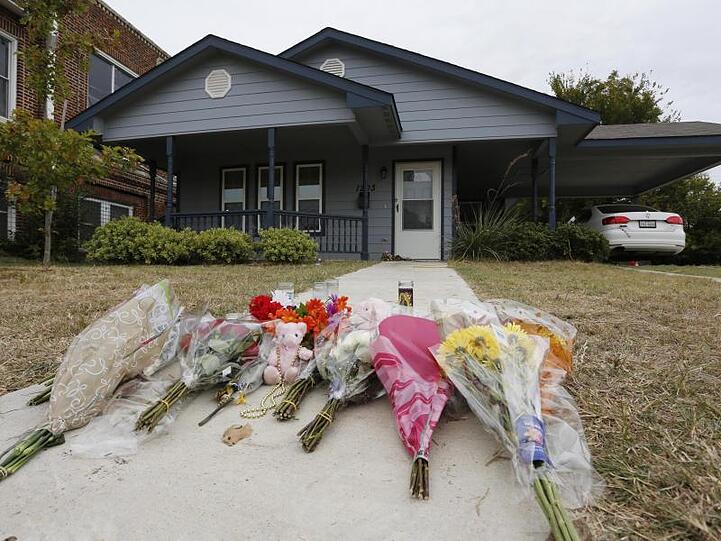 Blumen liegen vor dem Haus, in dem eine 28-jährige Afroamerikanerin von einem weißen Polizisten erschossen worden ist.