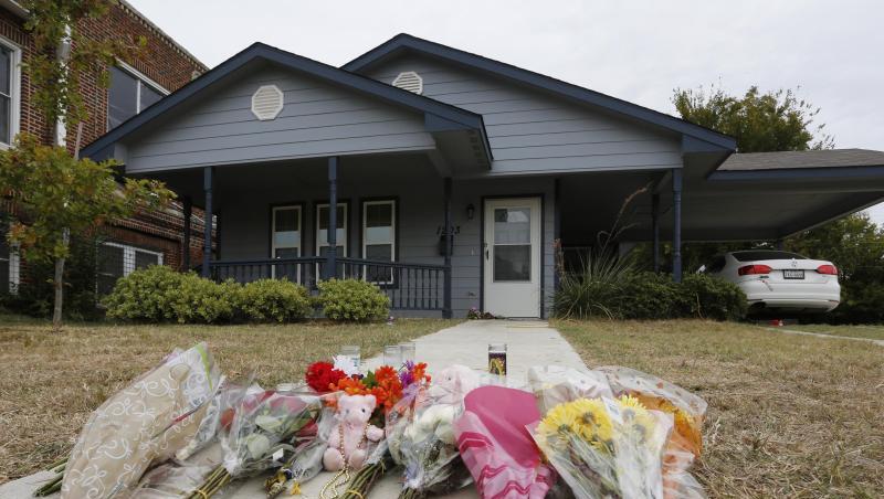 Blumen liegen vor dem Haus, in dem eine 28-jährige Afroamerikanerin von einem weißen Polizisten erschossen worden ist. Blumen liegen vor dem Haus, in dem eine 28-jährige Afroamerikanerin von einem weißen Polizisten erschossen worden ist.