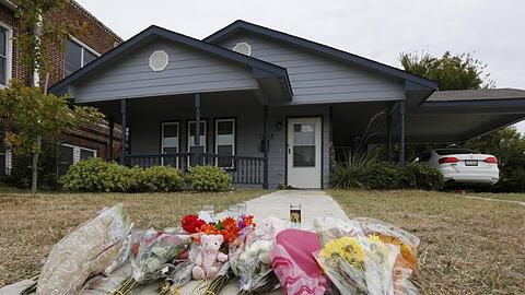 Blumen liegen vor dem Haus, in dem eine 28-jährige Afroamerikanerin von einem weißen Polizisten erschossen worden ist.