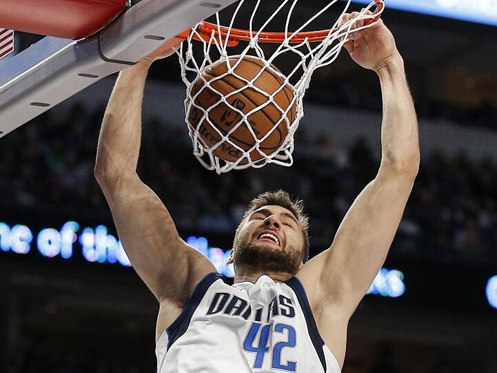 Maximilian Kleber von den Dallas Mavericks bei einem erfolgreichen Dunking gegen die Nets.