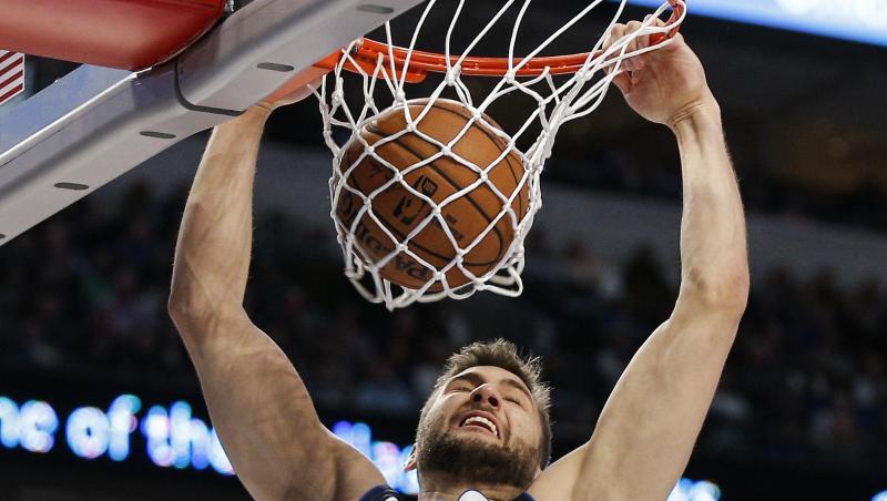 Maximilian Kleber von den Dallas Mavericks bei einem erfolgreichen Dunking gegen die Nets. Maximilian Kleber von den Dallas Mavericks bei einem erfolgreichen Dunking gegen die Nets.