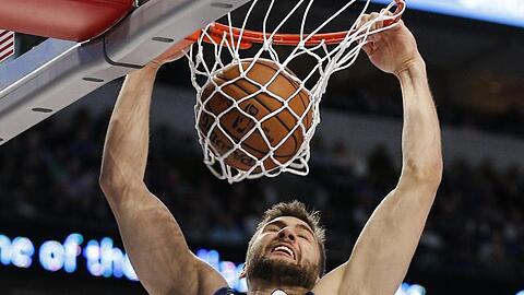 Maximilian Kleber von den Dallas Mavericks bei einem erfolgreichen Dunking gegen die Nets.