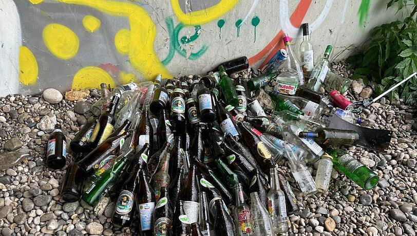 Über 120 Glasflaschen haben die Teilnehmer entlang der Isar gefunden. Über 120 Glasflaschen haben die Teilnehmer entlang der Isar gefunden.