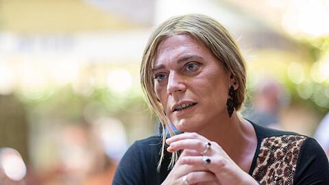 Tessa Ganserer (Grüne), bayerische Landtagsabgeordnete, unterhält sich bei einem Pressegespräch mit einer Journalistin.