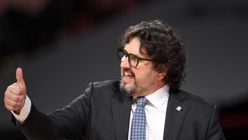 Münchens Trainer Andrea Trinchieri gestikuliert am Spielfeldrand.