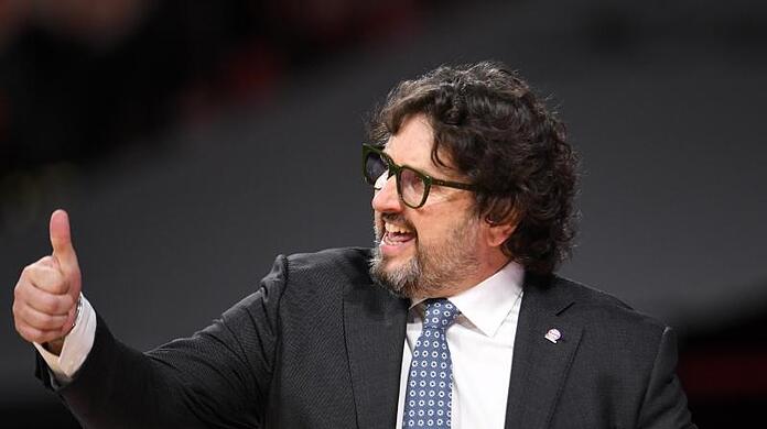 Münchens Trainer Andrea Trinchieri gestikuliert am Spielfeldrand.