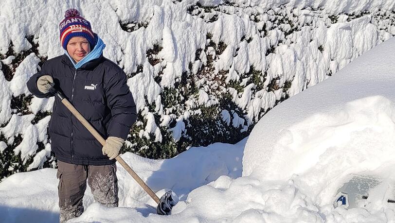 Linus, der Schneeengel: 13-Jähriger schaufelt Schnee für Nachbarn in München