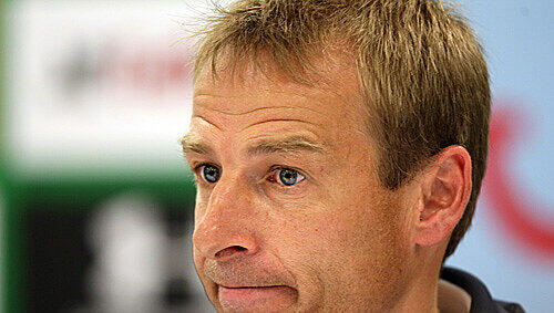 „Zumindest habe ich das mit den Spielern so besprochen“: Klinsmann über die Mannschaftssitzung, die es nicht gegeben haben soll. „Zumindest habe ich das mit den Spielern so besprochen“: Klinsmann über die Mannschaftssitzung, die es nicht gegeben haben soll.