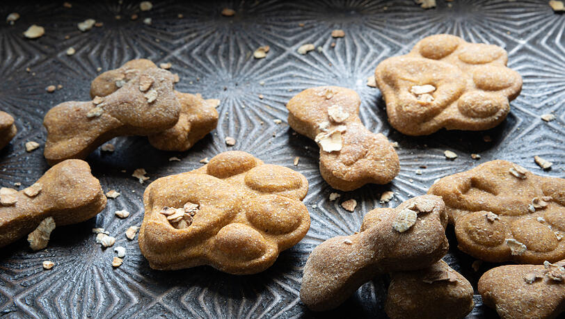 Frisch gebackene Hunde-Kekse in Pfoten-Form. Frisch gebackene Hunde-Kekse in Pfoten-Form.