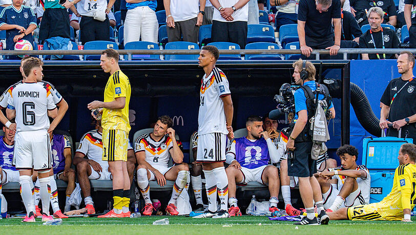 Schieden bei der WM gegen Paraguay aus: Die Nationalmannschaft um Manuel Neuer. Schieden bei der WM gegen Paraguay aus: Die Nationalmannschaft um Manuel Neuer.