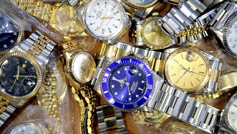 Die hier ist echt – wer eine nachgemachte Rolex in einem Urlaubsland kauft, darf den Freibetrag von 430 Euro nicht überschreiten. Die hier ist echt – wer eine nachgemachte Rolex in einem Urlaubsland kauft, darf den Freibetrag von 430 Euro nicht überschreiten.