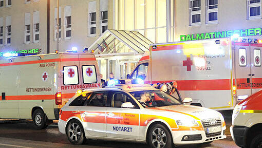 Was geschah am Samstagabend auf einer Teenie-Party in Poing? Mehrere Zusammenbrüche von Jugendlichen geben der Polizei Rätsel auf. Was geschah am Samstagabend auf einer Teenie-Party in Poing? Mehrere Zusammenbrüche von Jugendlichen geben der Polizei Rätsel auf.