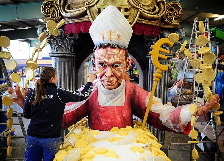 Der Motivwagen «Wohnen wie Gott in Limburg» des Mainzer Carneval-Verein (MCV) in Mainz (Rheinland-Pfalz) zeigt den Limburger Bischof Franz-Peter Tebartz-van Elst.