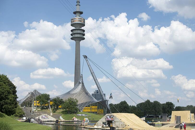 Waghalsige Jumps und das über Wasser. Die Bilder vom Training der X-Fighters auf dem Olympiasee.