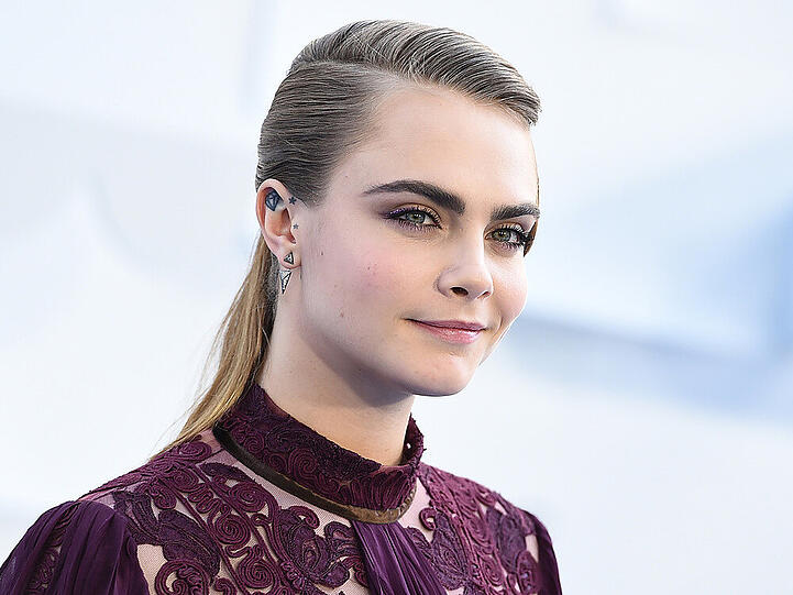 Cara Delevingne (22), die schon eine Affäre mit Harry Styles gehabt haben soll, wurde Anfang 2014 knutschend mit Schauspielerin Michelle Rodriquez bei einem Basketball-Spiel gesehen und soll heute mit der Sängerin St. Vincent liiert sein.