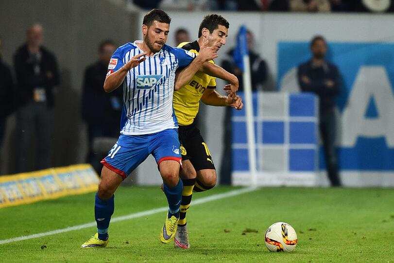 Hoffenheims Kevin Volland (l.) und Dortmunds Henrikh Mkhitaryan kämpfen um den Ball.