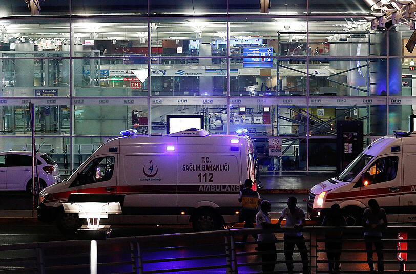 Am Istanbuler Flughafen Atatürk kam es am Dienstagabend zu mindestens zwei Explosionen.