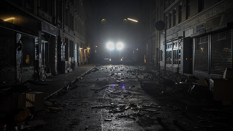 Bis tief in die Nacht dauert der Einsatz an - dann ist das Schanzenviertel endlich geräumt.
