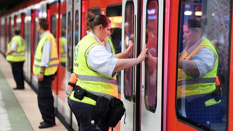 Neben Einstiegslotsen sollen GPS-Ortung, Einzäunung und eine Countdown-Uhr für Zugführer das Chaos bei der Münchner S-Bahn eindämmen.