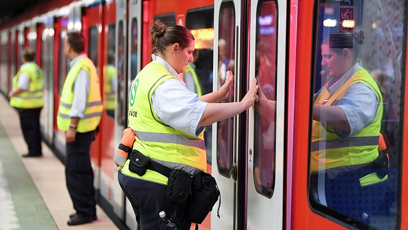 Neben Einstiegslotsen sollen GPS-Ortung, Einzäunung und eine Countdown-Uhr für Zugführer das Chaos bei der Münchner S-Bahn eindämmen. Neben Einstiegslotsen sollen GPS-Ortung, Einzäunung und eine Countdown-Uhr für Zugführer das Chaos bei der Münchner S-Bahn eindämmen.