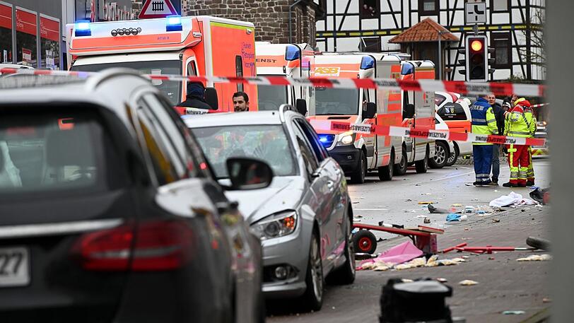 Am Montagnachmittag ist ein Mann mit seinem Mercedes in die Zuschauermenge beim Rosenmontagszug im nordhessischen Volkmarsen gefahren. Es wurden mehrere Menschen verletzt.