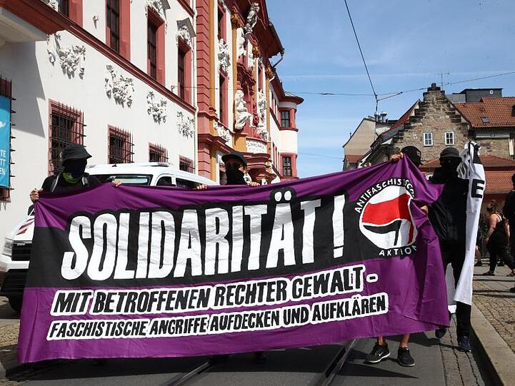 Nach einem rechtsextremistischen Angriff in Erfurt demonstrierten Hunderte gegen Übergriffe aus der rechten Szene.