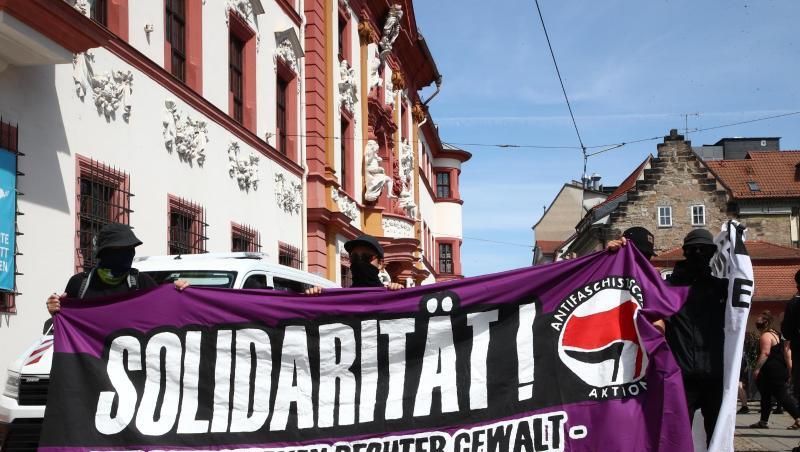 Nach einem rechtsextremistischen Angriff in Erfurt demonstrierten Hunderte gegen Übergriffe aus der rechten Szene.