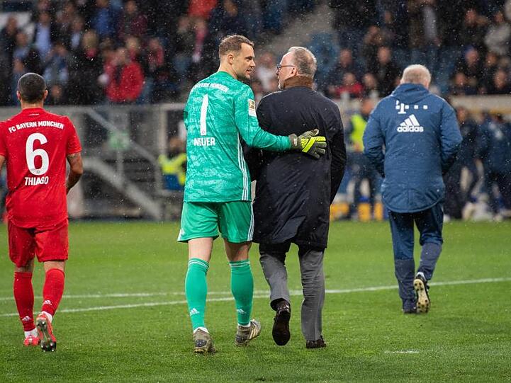 Wollen sich zeitnah über eine Vertragsverlängerung einigen: Manuel Neuer (2.v.l.) und Bayern-Vorstandschef Karl-Heinz Rummenigge.