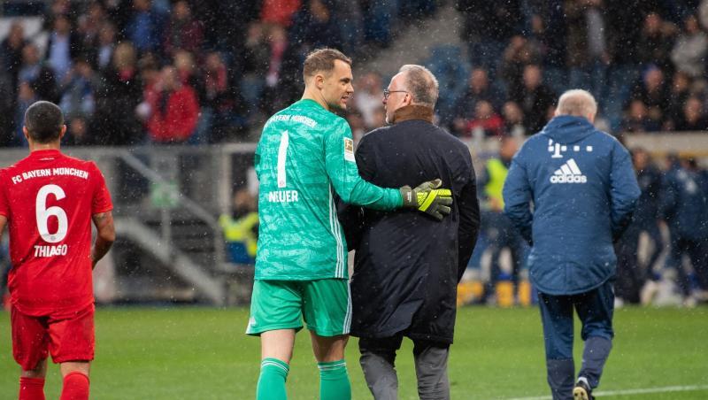Wollen sich zeitnah über eine Vertragsverlängerung einigen: Manuel Neuer (2.v.l.) und Bayern-Vorstandschef Karl-Heinz Rummenigge. Wollen sich zeitnah über eine Vertragsverlängerung einigen: Manuel Neuer (2.v.l.) und Bayern-Vorstandschef Karl-Heinz Rummenigge.