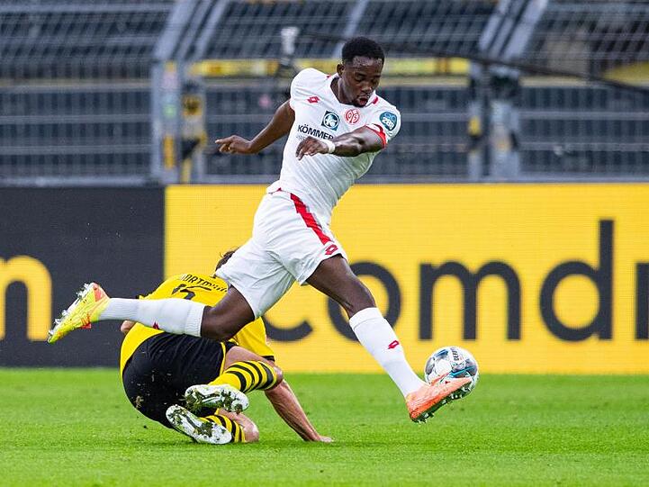 Der Mainzer Jean-Philippe Mateta (r) gewinnt dem Zweikampf mit Mats Hummels.