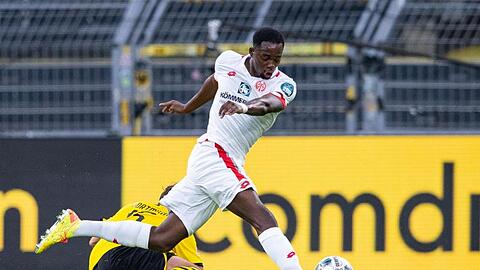 Der Mainzer Jean-Philippe Mateta (r) gewinnt dem Zweikampf mit Mats Hummels.