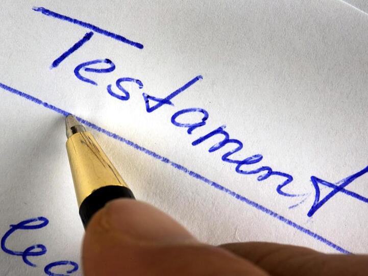 Ein Testament wird handschriftlich verfasst. Foto: Jens Büttner/Archiv