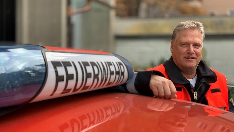 Christof Dörner bei seinem Einsatzfahrzeug.