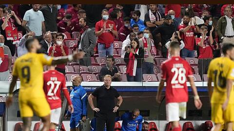 Trainer Ronald Koeman (M.) steckt mit dem FC Barcelona weiter in der Krise.