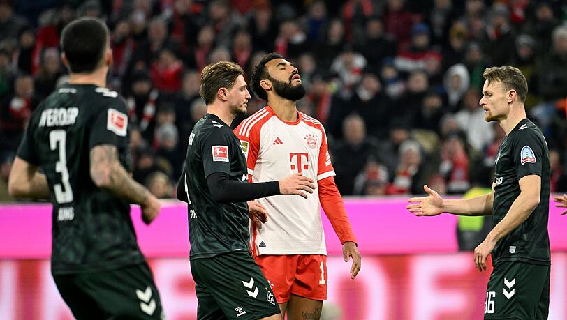 Bayerns Eric Maxim Choupo-Moting (2.vl) reagiert enttäuscht.