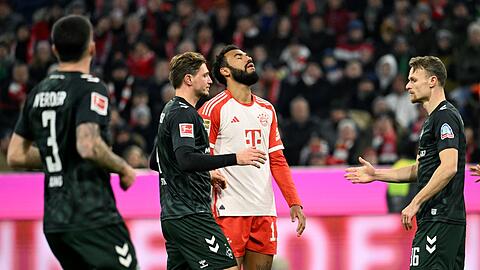 Bayerns Eric Maxim Choupo-Moting (2.vl) reagiert enttäuscht.
