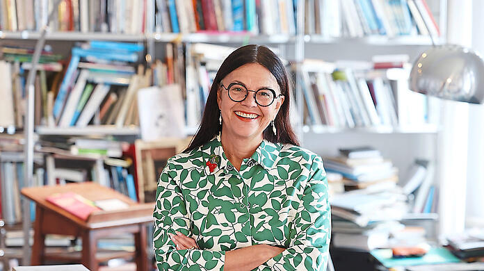 Kreatives Chaos. So könnte man das Büro von Stadtbaurätin Elisabeth Merk (parteilos) wohl am besten beschreiben. Die ganzen Bücher brauche sie aber auch - um etwas nachzuschlagen, und auf neue Ideen zu kommen.