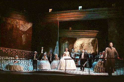 Bis zur Premiere heftig umstritten &ndash; und dann die erfolgreichste Nürnberger Opern-Produktion des Jahrzehnts: Verdis &bdquo;La Traviata&ldquo; mit Anne Lünenbürger (Mitte).