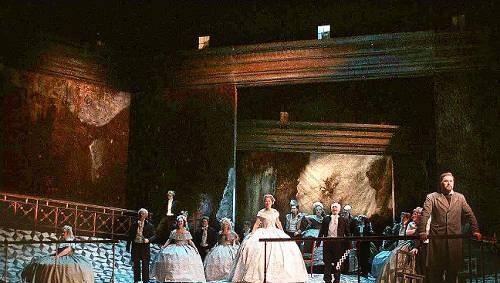 Bis zur Premiere heftig umstritten – und dann die erfolgreichste Nürnberger Opern-Produktion des Jahrzehnts: Verdis „La Traviata“ mit Anne Lünenbürger (Mitte). Bis zur Premiere heftig umstritten – und dann die erfolgreichste Nürnberger Opern-Produktion des Jahrzehnts: Verdis „La Traviata“ mit Anne Lünenbürger (Mitte).