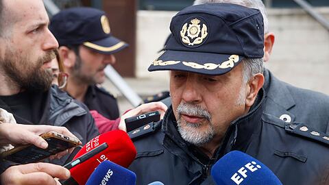 Der spanische Polizist Jos&eacute; Carlos Donoso best&auml;tigt, dass der t&ouml;dliche Brand vors&auml;tzlich gelegt wurde.