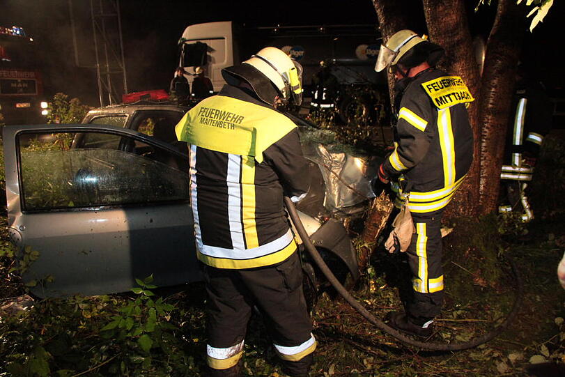 Heftiger Crash im Großhaager Forst: Ein 26-Jähriger kommt von der Fahrbahn ab und prallt gegen einen Baum
