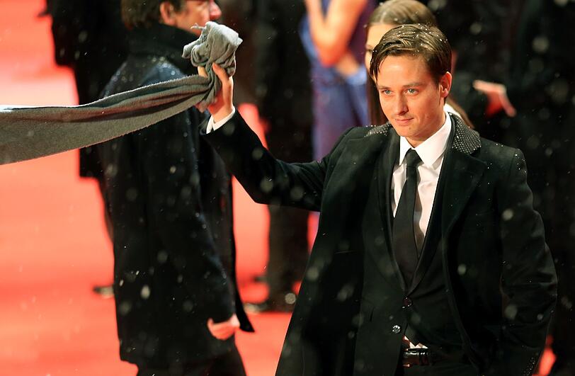 Zum Festivalauftakt gab es Schneeflocken und viel Blitzlicht. Auch für Schauspieler Tom Schilling.