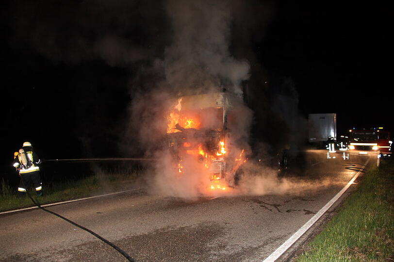 Als die Feuerwehr ankam um den Brand zu löschen, stand das Fahrzeug bereits vollständig in Flammen. Die Bilder von der Löschaktion.